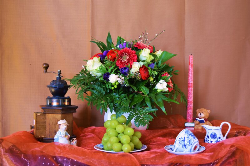 Flower Arrangement on Table — Red, Calm