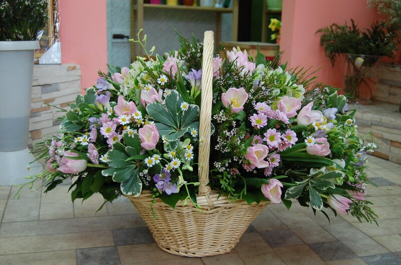 Flower basket with pink and white blooms