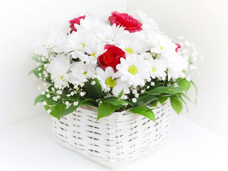 Flower basket with roses and daisies