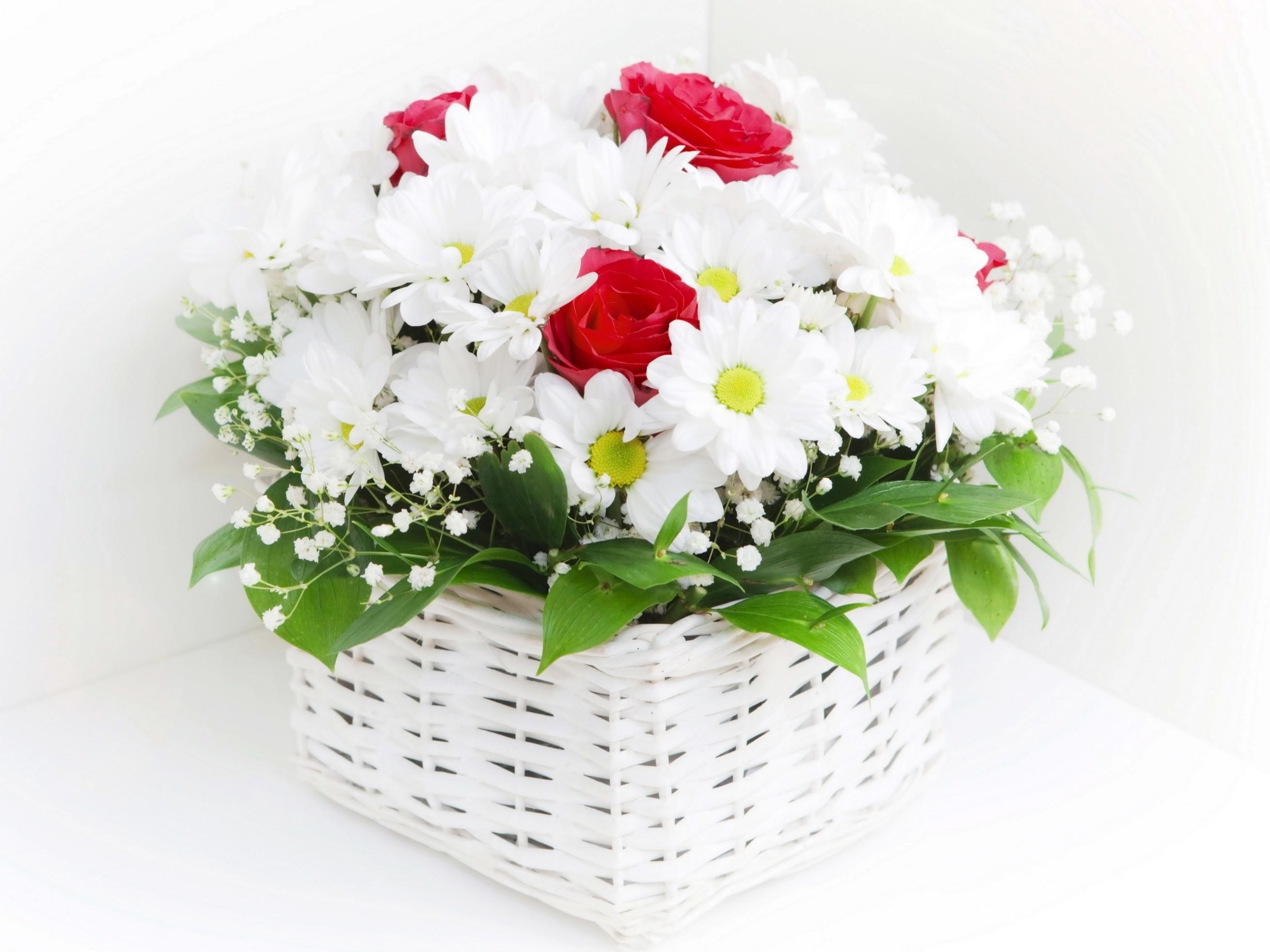 Flower basket with roses and daisies