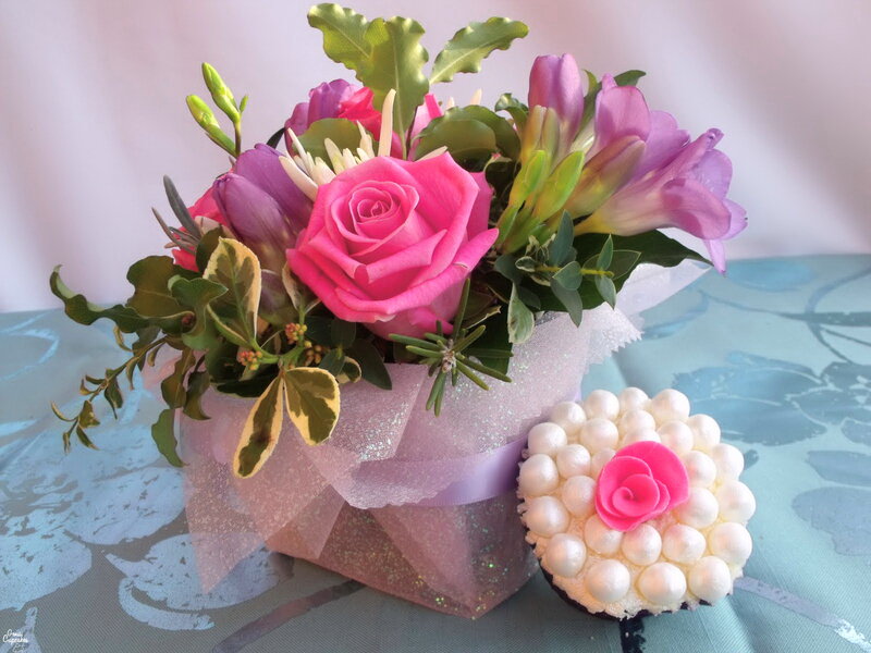 Flower Bouquet and Cupcake — Pink, Calm