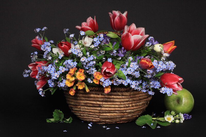 Flower Bouquet in Basket — Red, Calm
