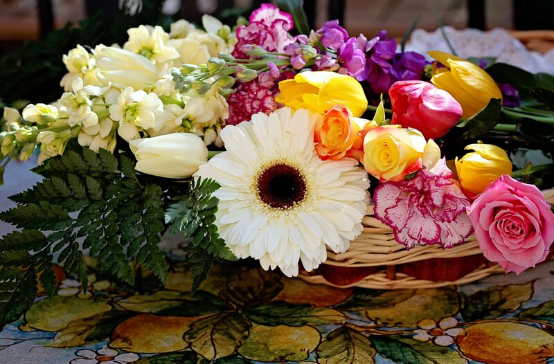 Flower Bouquet in Basket — White, Calm