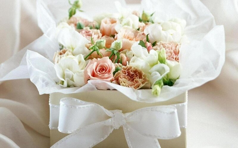 Flower Bouquet in Box — White