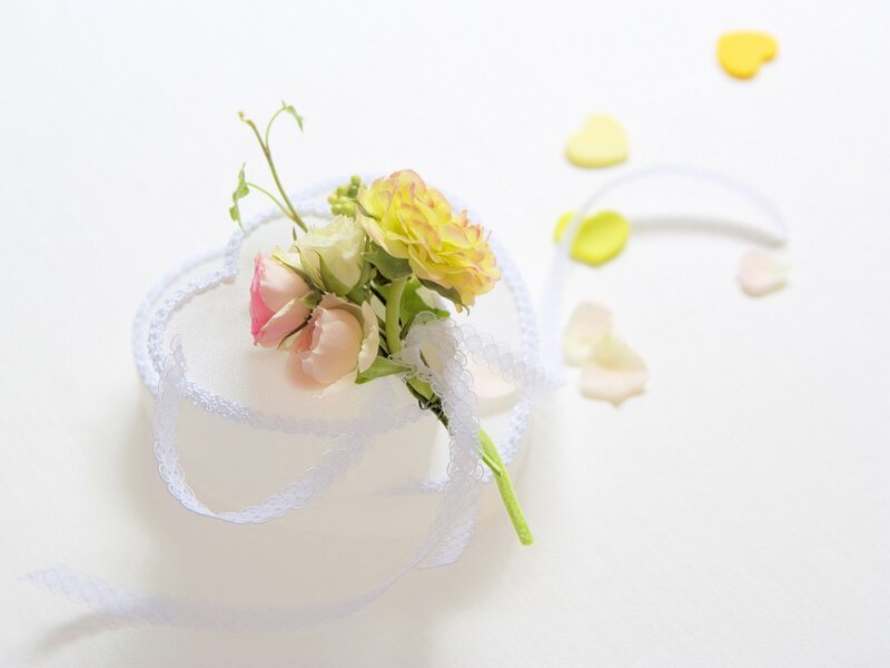 Flower Bouquet in Heart Holder — White, Serene