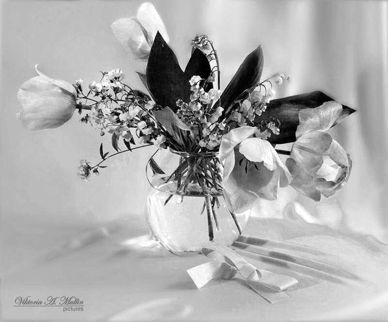 Flower Bouquet in Vase — Black, Serene