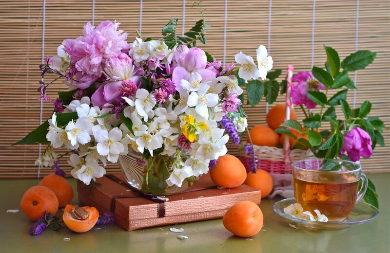 Flower Bouquet with Apricots — Pink