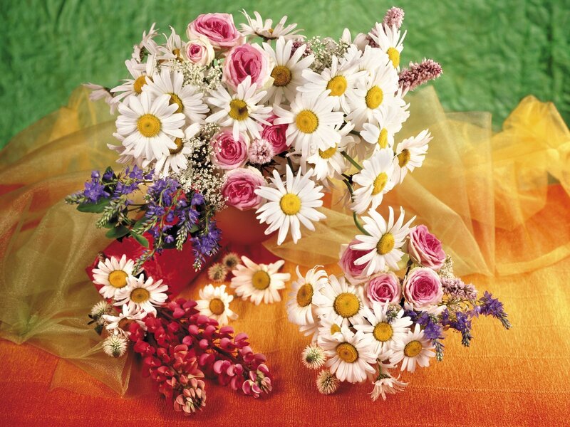 Flower bouquet with daisies and roses