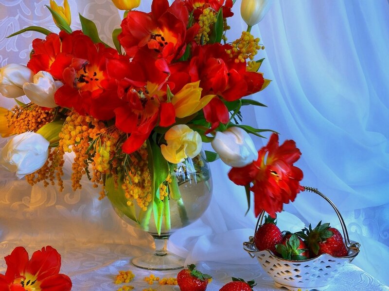 Flower Bouquet with Strawberries — Red, Serene