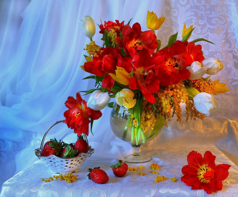 Flower Bouquet with Strawberries — Red