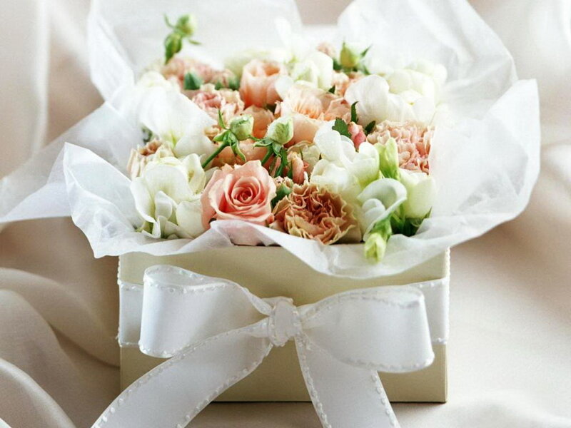 Flower box with ribbon