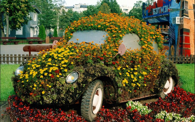 Flower-covered Car Sculpture — Green, Festive