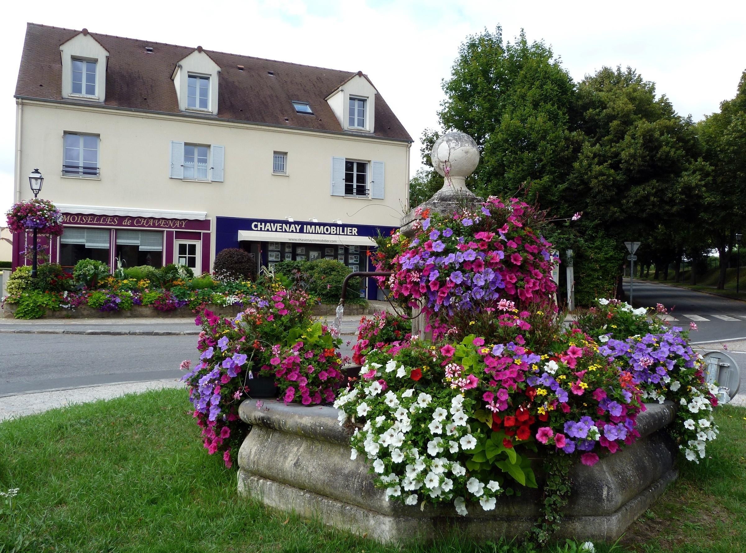 Flower-filled fountain in Chavenay