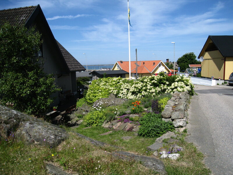 Flower Garden with Rocks — Green