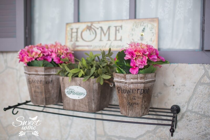 Flower Pots on Shelf — Pink
