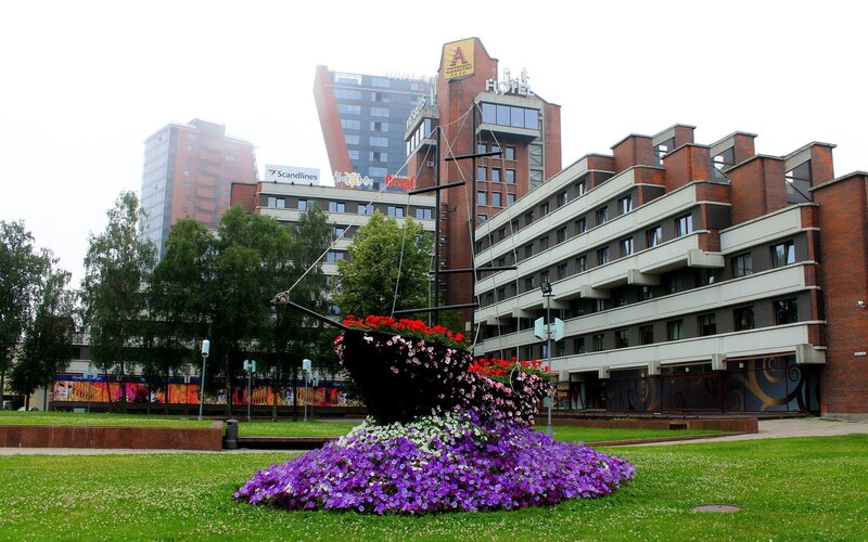 Flower Sculpture in Park — Green