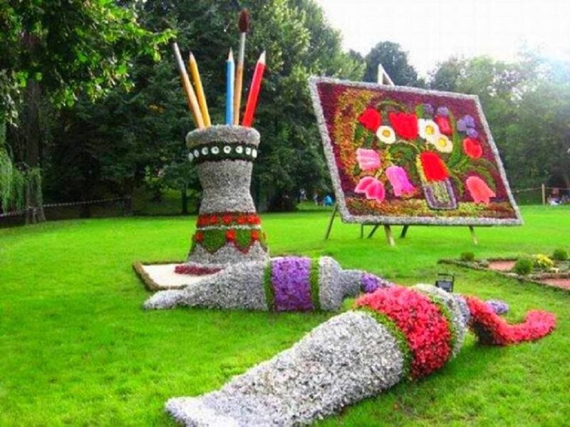 Flower Sculptures in Park — Green