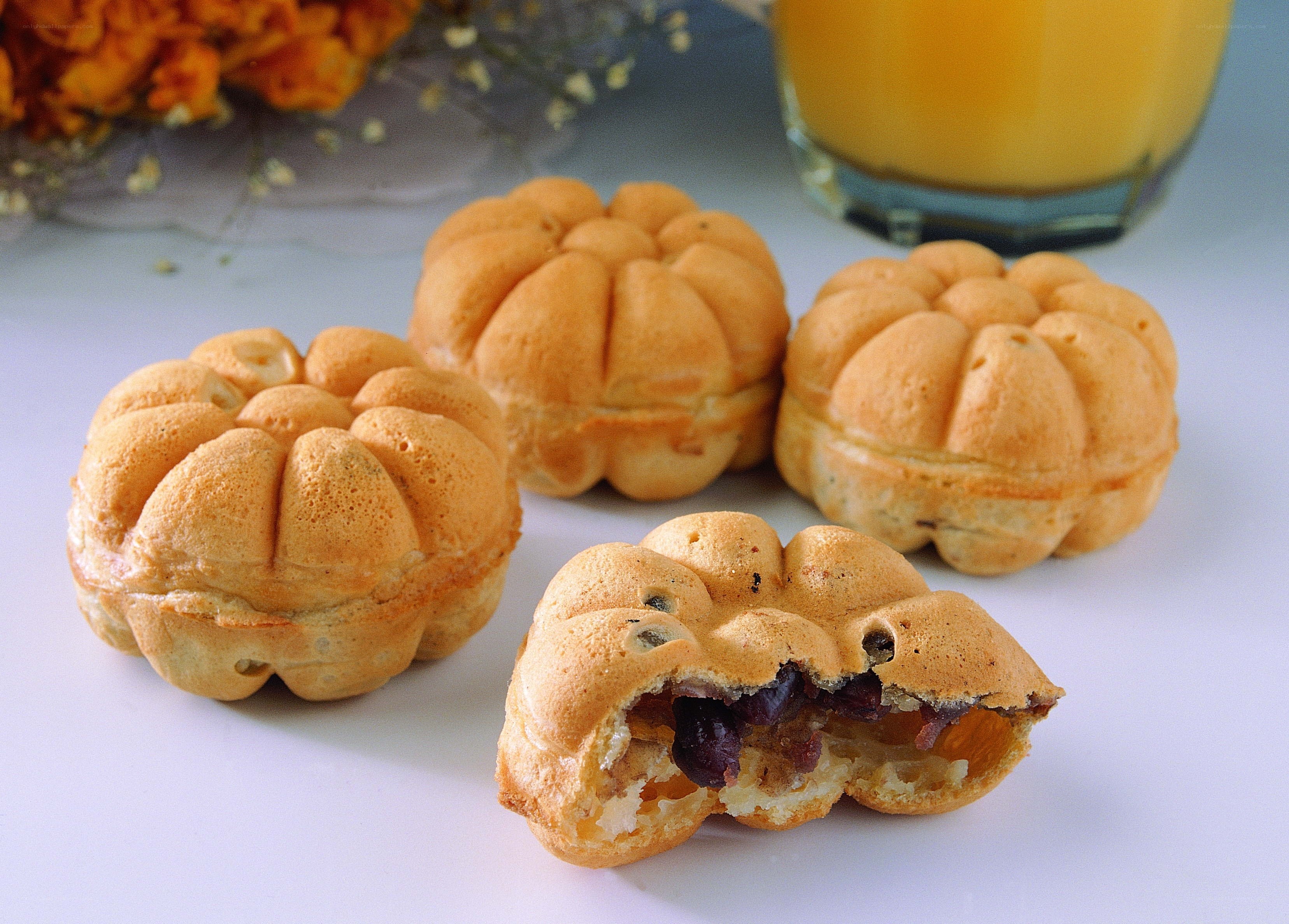 flower-shaped pastries with juice