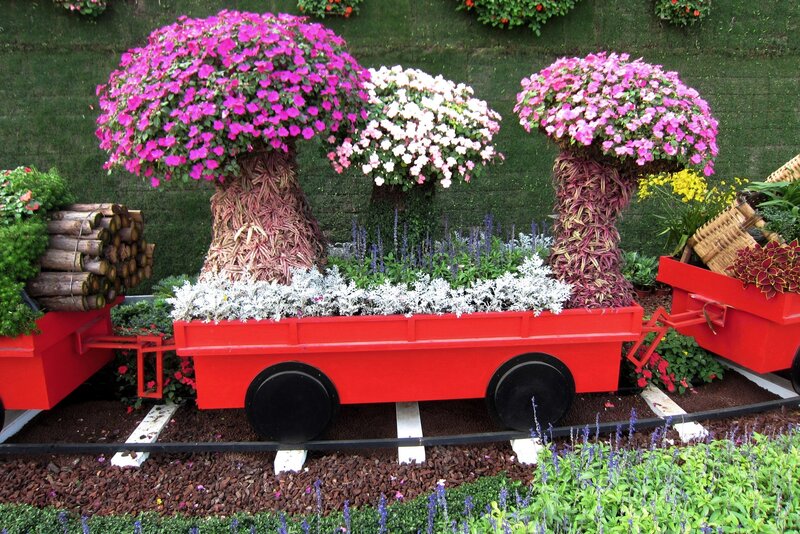 Flower Train Display — Red