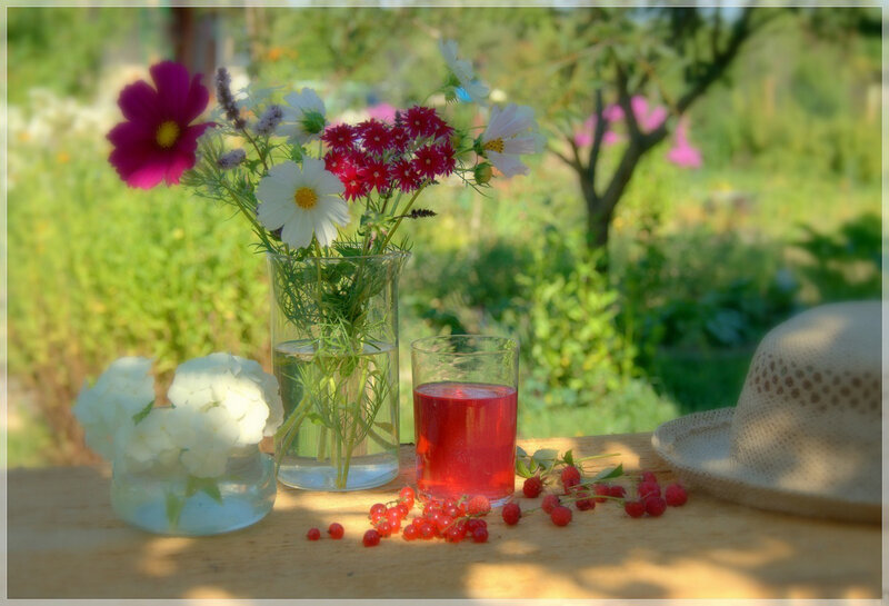 Flowers and Berries on Table — Green