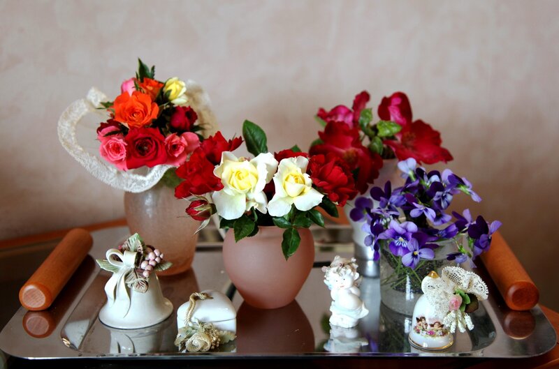 Flowers and figurines on a tray
