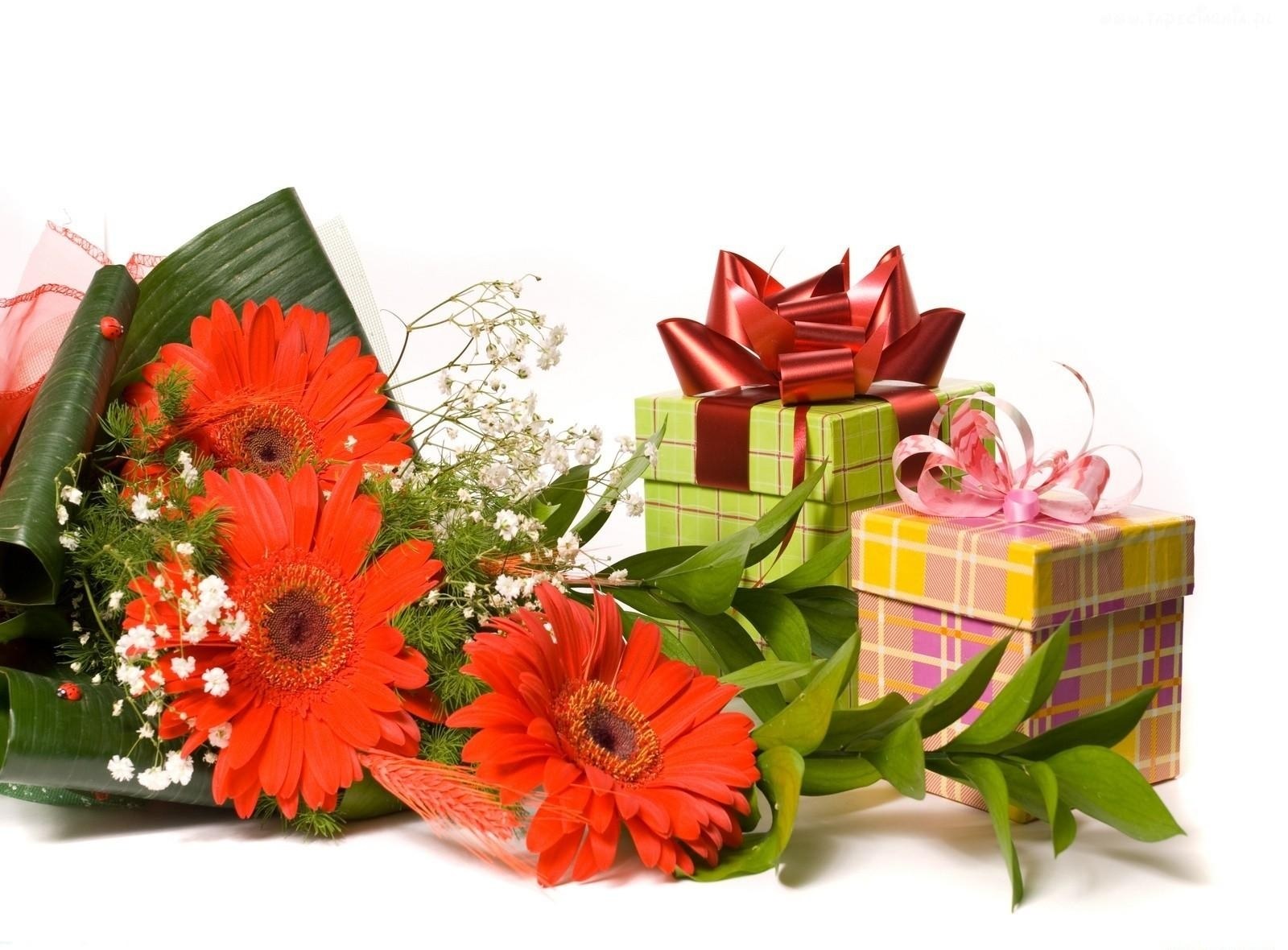 Flowers and gifts arrangement