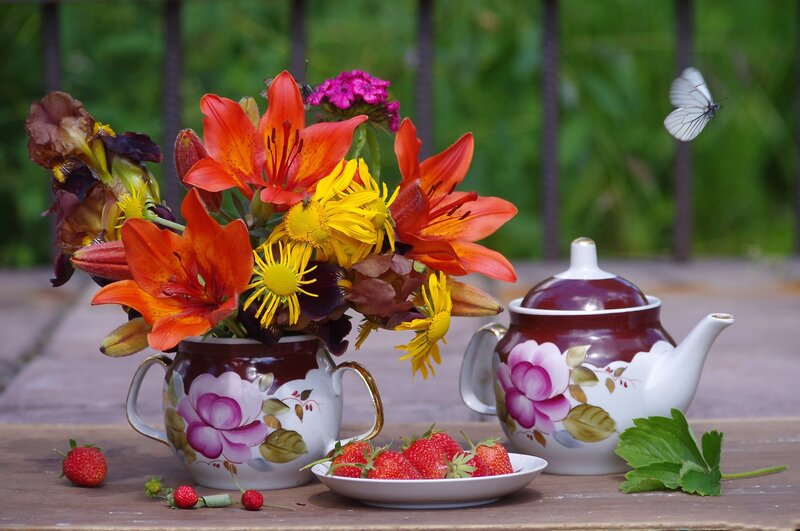 Flowers and Strawberries — Red