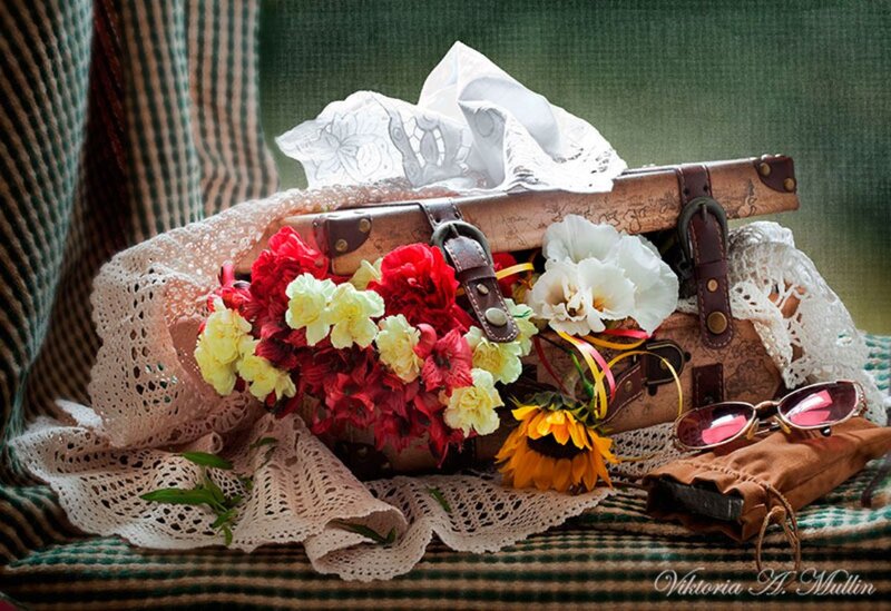 Flowers in Suitcase — Red