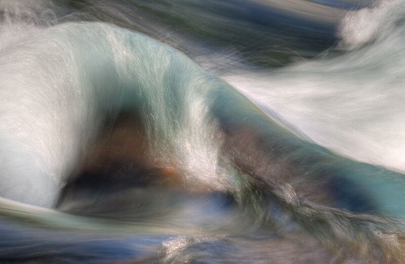 Flowing Water Wave — White, Dynamic