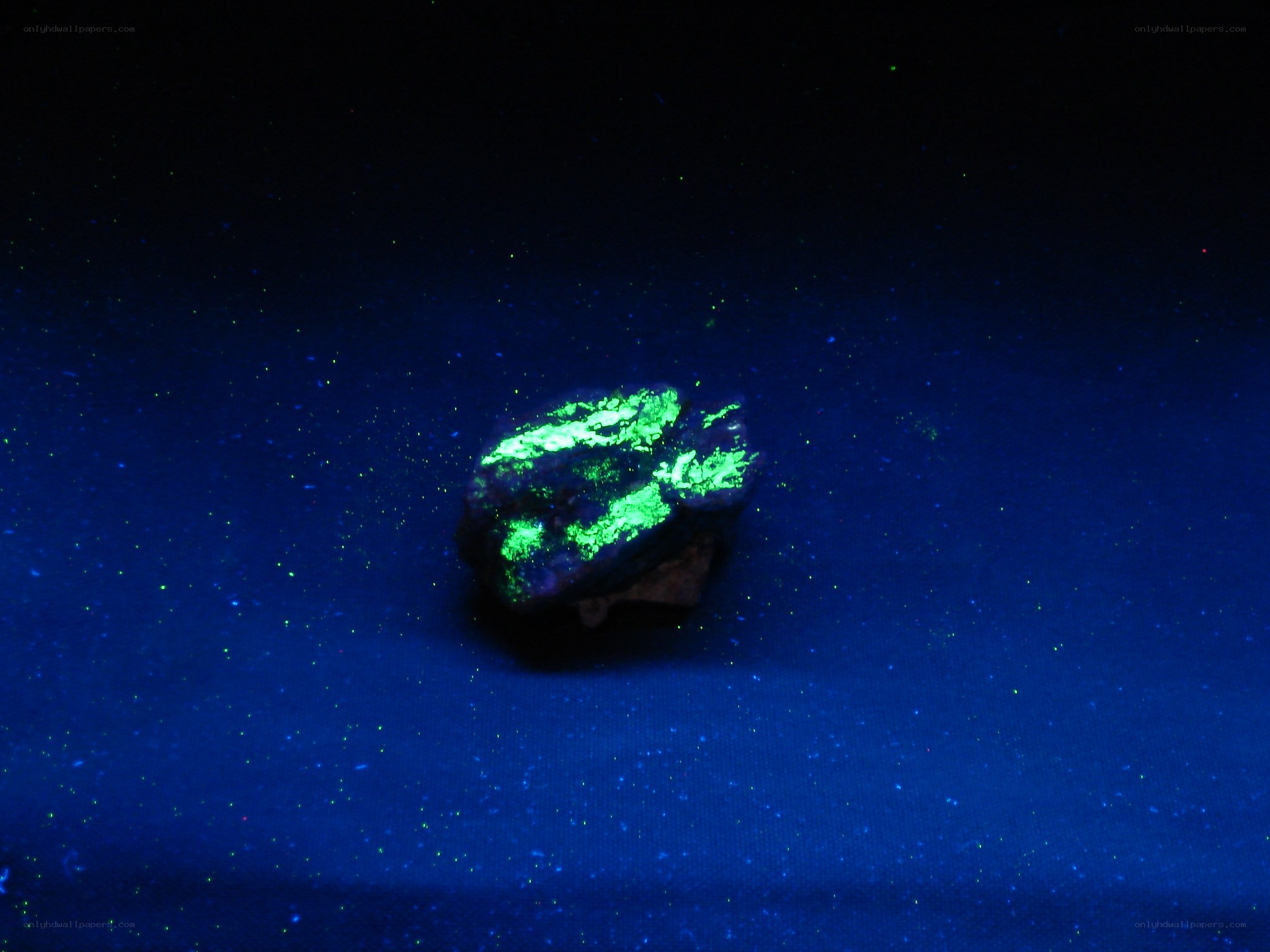 fluorescent mineral under UV light