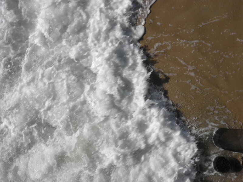 Foamy Wave on Sand — White
