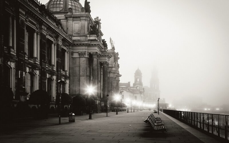 Foggy City Promenade — Black