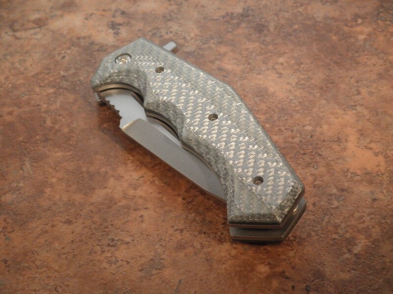 Folding Knife with Carbon Fiber