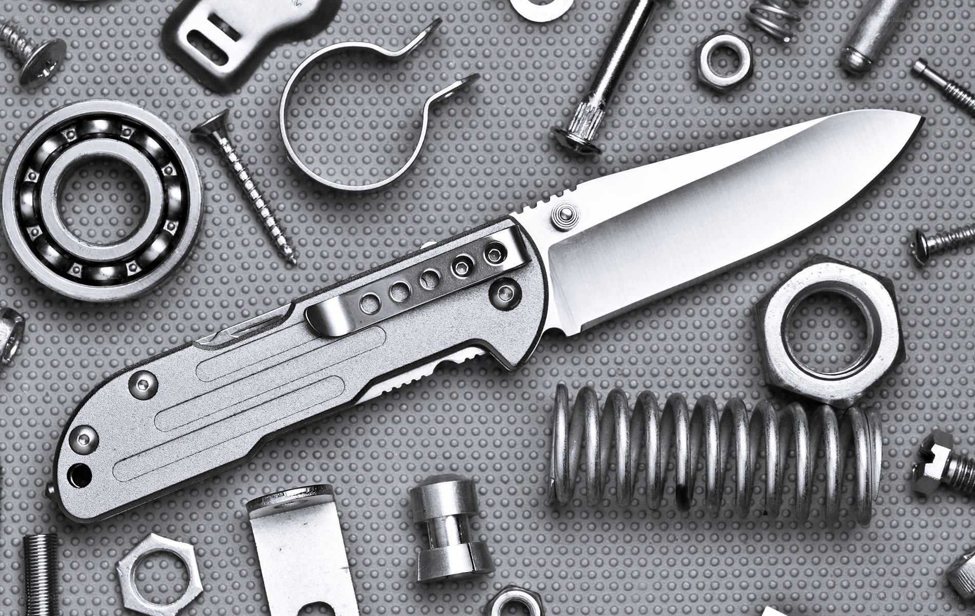 folding knife with mechanical parts