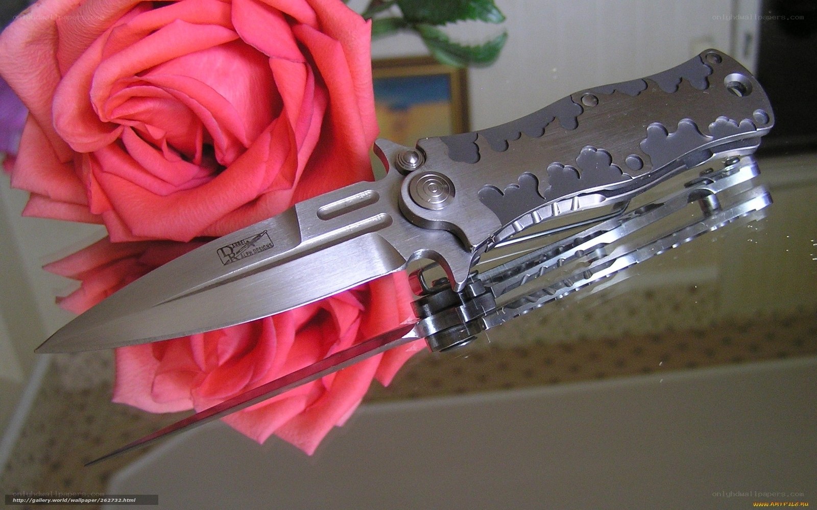 Folding knife with rose