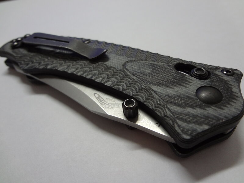 folding knife with textured handle