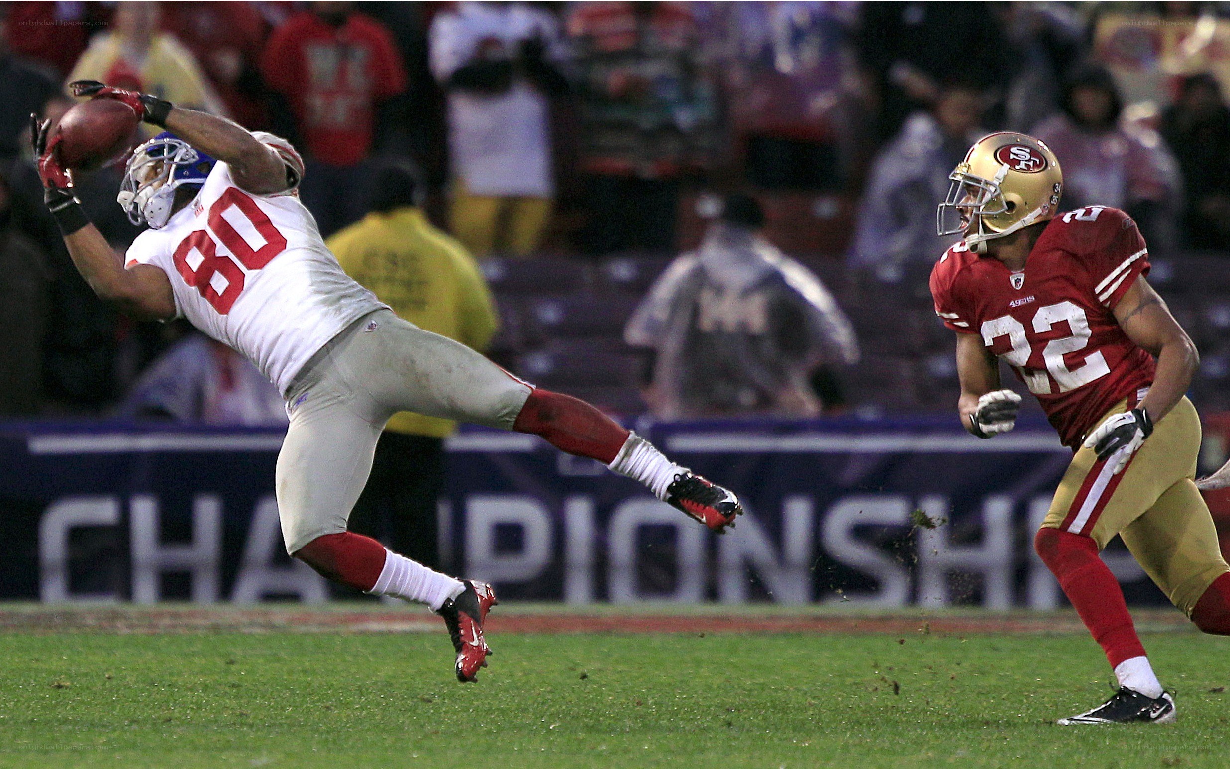 Football player catching pass