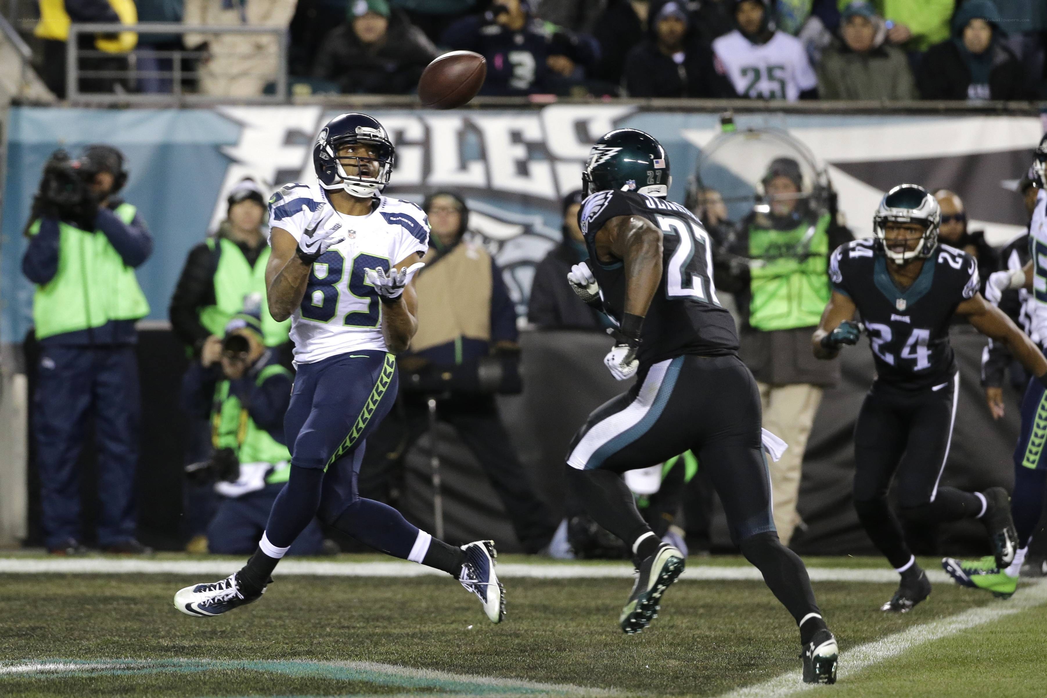 football player catching pass