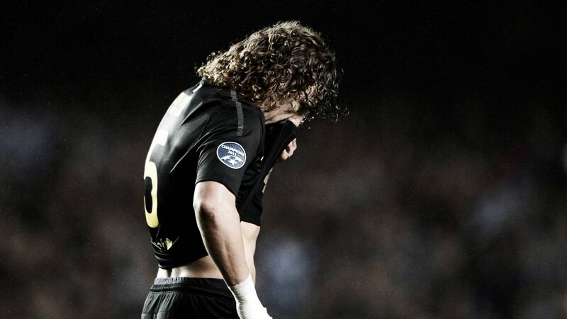 football player in black jersey