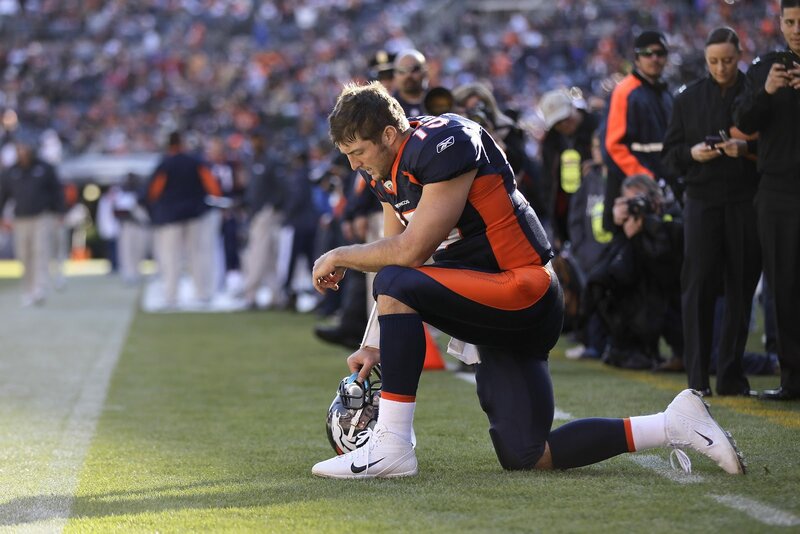 Football Player Kneeling — Green