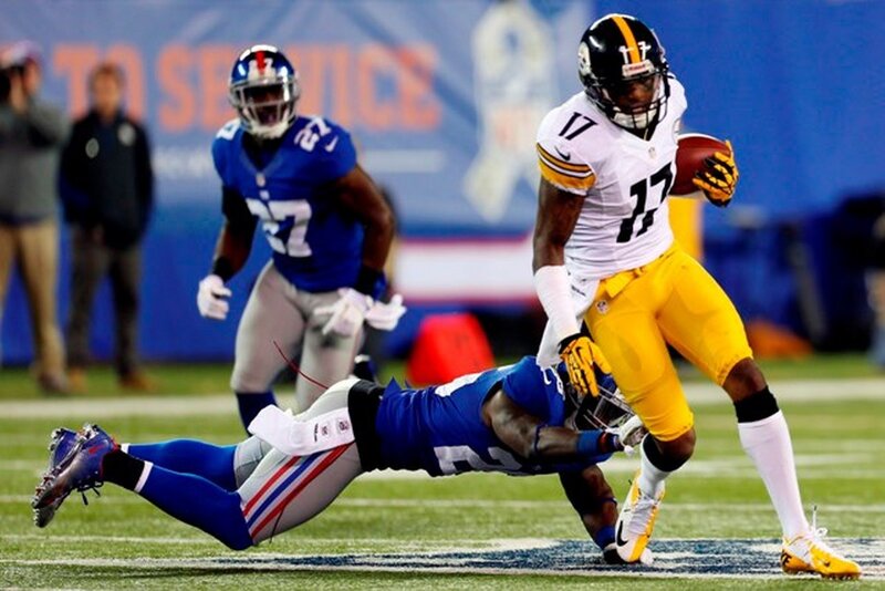 Football Player Running — Yellow