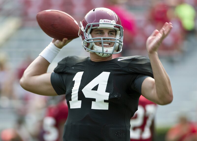 Football Player Throwing Ball — Black, Active