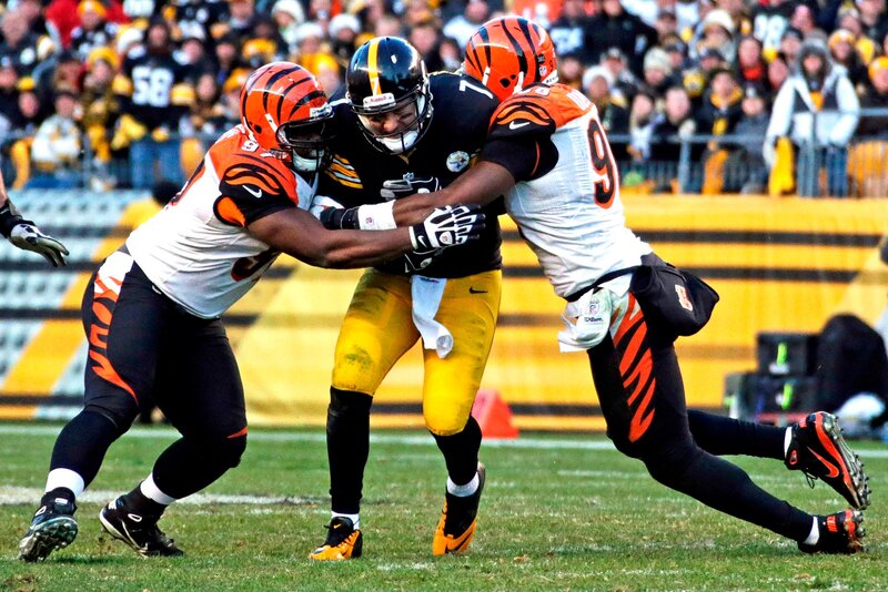 Football Players Tackling — Black