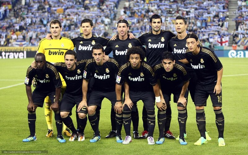 Football Team on Field — Green, Formal