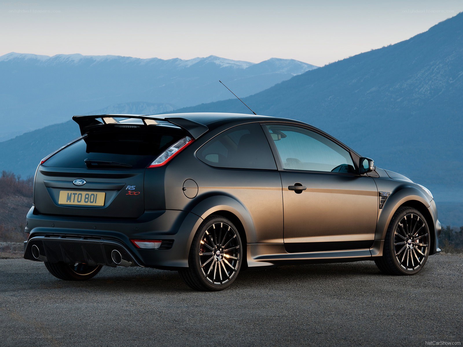 Ford Focus RS 300 in mountain setting