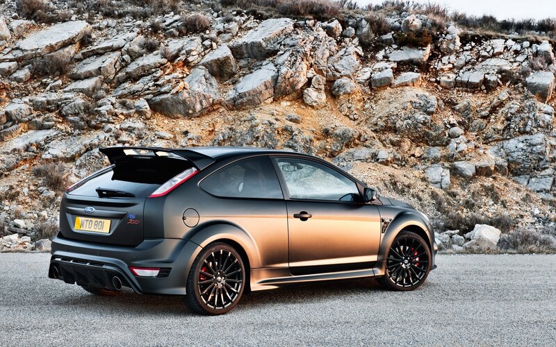 Ford Focus RS on a gravel road