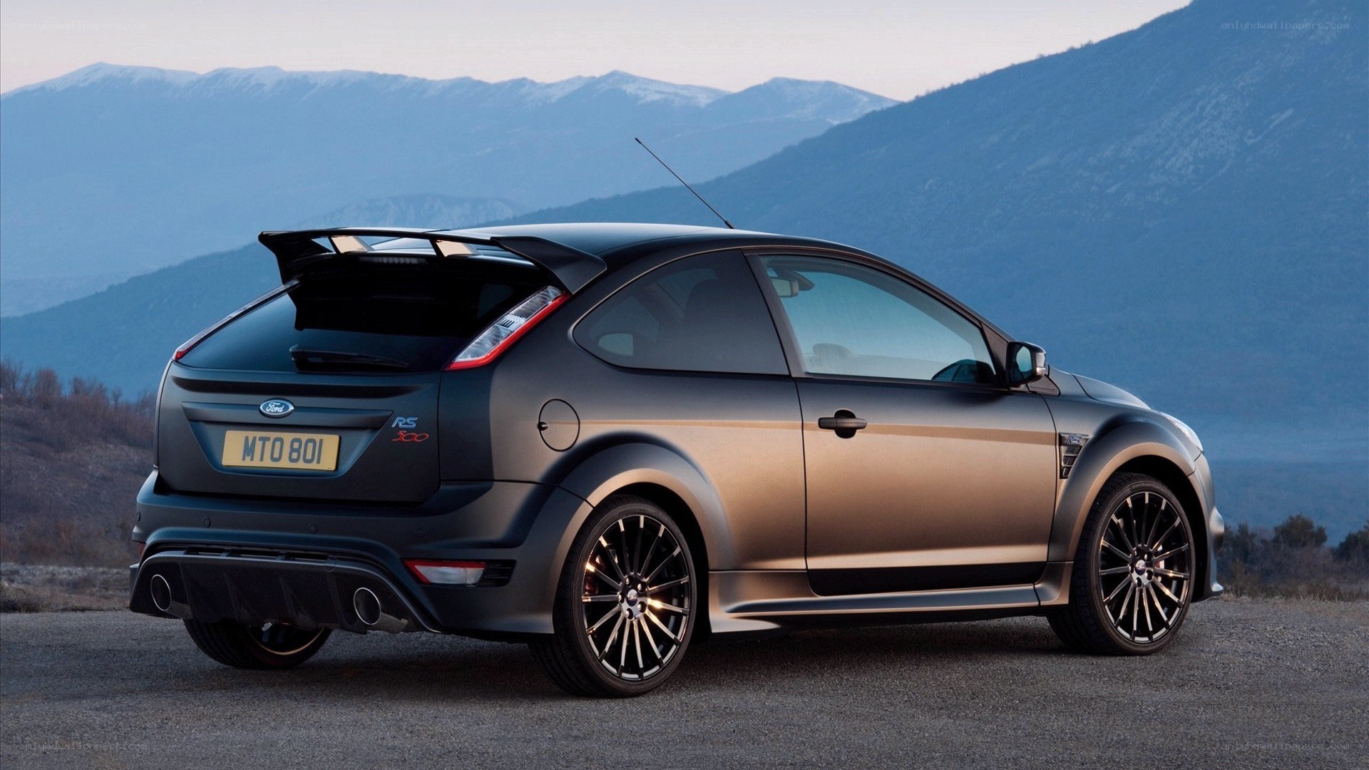 Ford Focus RS300 in mountain setting
