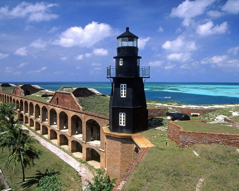 Fort Jefferson lighthouse and sea