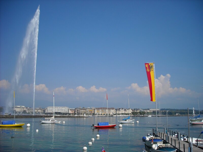 Fountain and boats on a lake