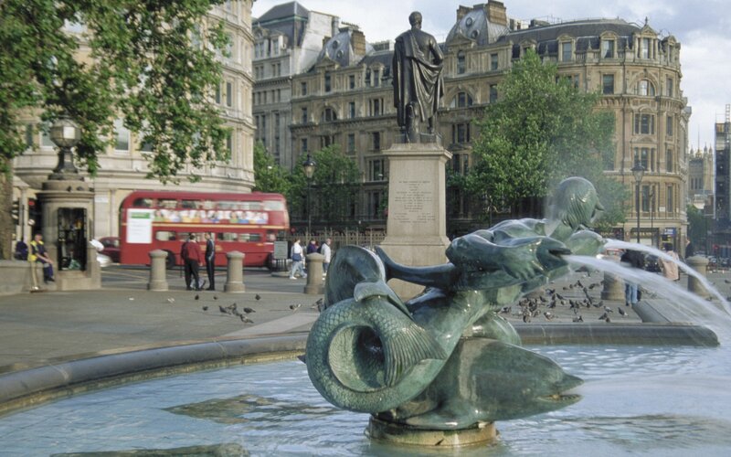 fountain and statue in london